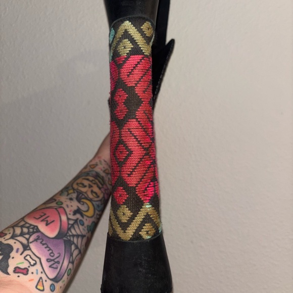 Elegant Black leather Crossbody Bag with Red and Teal Pattern - Picture 8 of 9